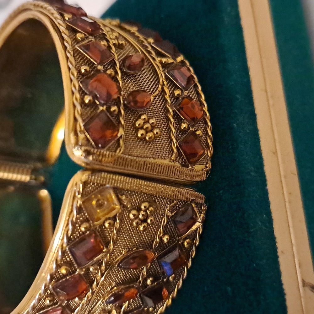 Vintage Gold Tone Brown Rhinestone Bangle Cuff Hinged Bracelet - Picture 4 of 9